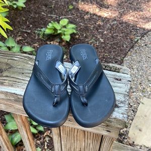 FLOJOS Women's Classic Slip-on Waterproof Flip-flops size 8